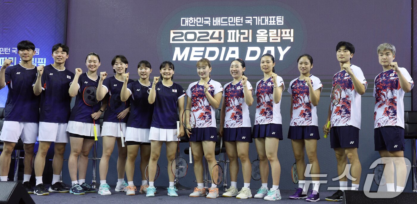 본문 이미지 - 25일 오후 충북 진천군 광혜원면 선수촌로 진천국가대표선수촌 핸드볼경기장 훈련장에서 열린 2024 파리하계올림픽 배드민턴 국가대표팀 미디어데이에서 올림픽에 출전하는 12명의 선수들이 파이팅을 외치고 있다. 2024.6.25/뉴스1 ⓒ News1 박정호 기자