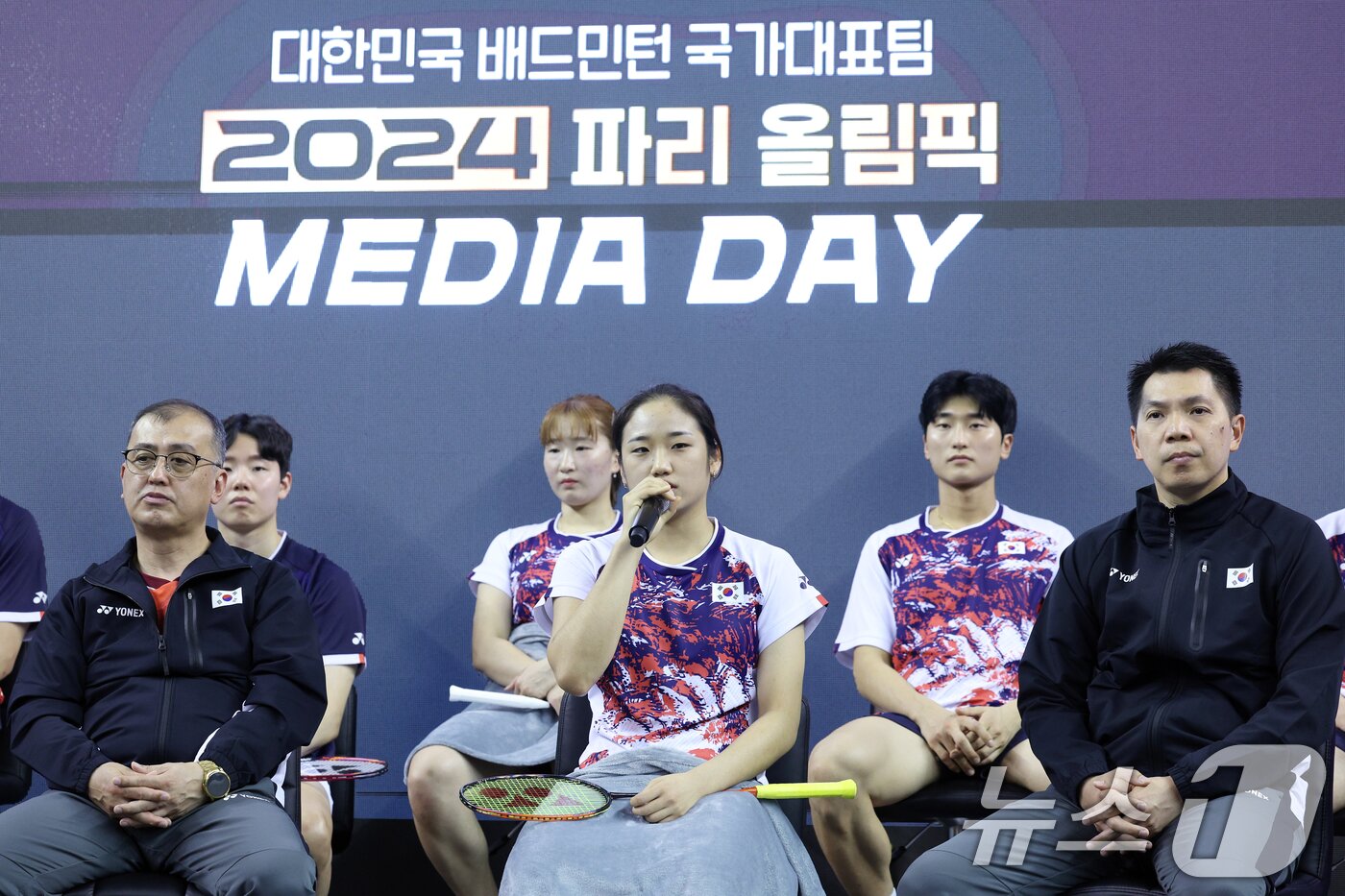 본문 이미지 - 25일 오후 충북 진천군 광혜원면 선수촌로 진천국가대표선수촌 핸드볼경기장 훈련장에서 열린 2024 파리하계올림픽 배드민턴 국가대표팀 미디어데이에서 안세영이 취재진의 질문에 답하고 있다. 2024.6.25/뉴스1 ⓒ News1 박정호 기자