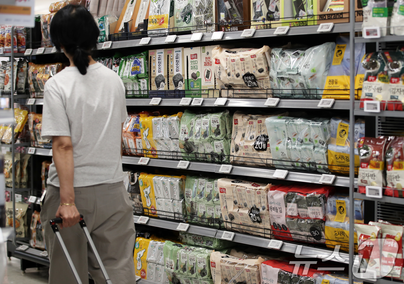 (서울=뉴스1) 오대일 기자 = 기후플레이션에 따른 작황 악화로 김·올리브유·초콜릿 등 식품 가격이 급등하는 가운데 25일 서울의 한 대형마트에 가정용 조미 김이 진열되어 있다. …