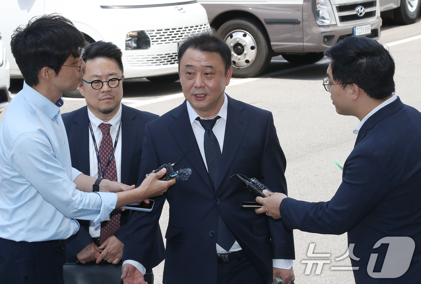 (서울=뉴스1) 임세영 기자 = 최규종 케이포렌식 대표가 25일 서울 종로구 헌법재판소에서 열리는 이정섭 대전고검 검사 탄핵 사건 3차 변론기일에 증인으로 출석하며 취재진의질문에 …