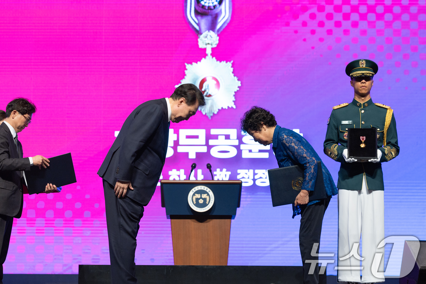 (서울=뉴스1) 송원영 기자 = 윤석열 대통령이 25일 대구 엑스코에서 열린 6·25전쟁 제74주년 행사에서 1사단 15연대 소속 고(故) 정정태 하사의 동생 정정순 씨에게 화랑무 …