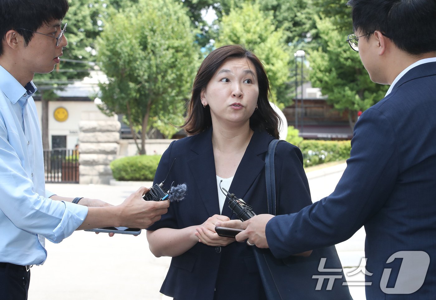 국회 소추위원 국회법제사법위원회 위원장 측 대리인인 김유정 변호사가 25일 서울 종로구 헌법재판소에서 열리는 이정섭 대전고검 검사 탄핵 사건 3차 변론기일에 출석하며 취재진의 질문에 답하고 있다. 2024.6.25/뉴스1 ⓒ News1 임세영 기자