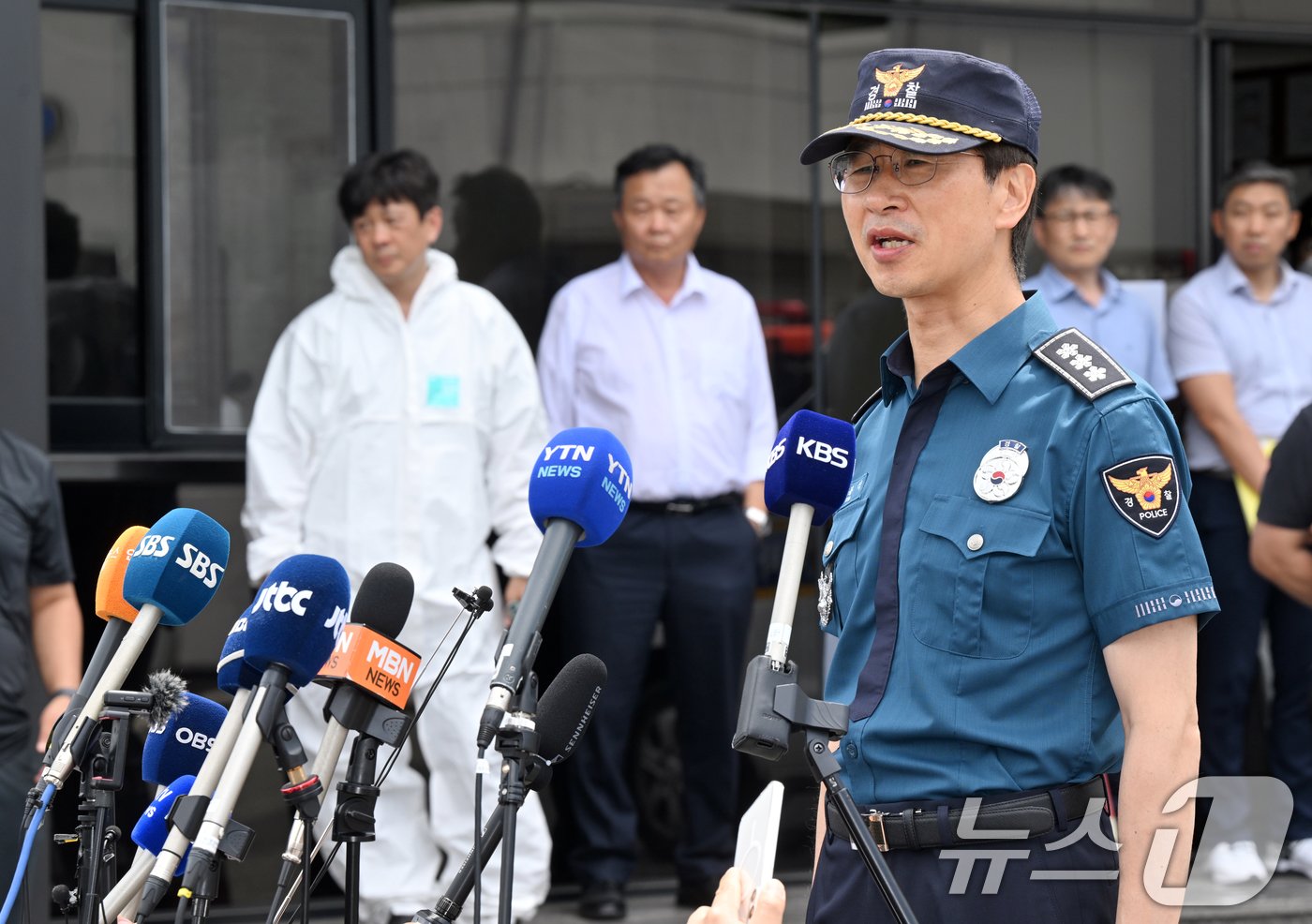 김봉식 경기남부경찰청장이 25일 오후 경기 화성시 &#39;아리셀&#39; 공장 화재 현장을 방문, 브리핑을 하고 있다. 취임 첫 공식 일정으로 아리셀공장 화재 현장을 찾은 김 청장은 &#34;경찰에선 이번 사건을 엄중히 인식하고 화재 원인에 대해 신속하고 철저하게 수사하겠다＂고 밝혔다. &#40;공동취재&#41; 2024.6.25/뉴스1 ⓒ News1 김영운 기자