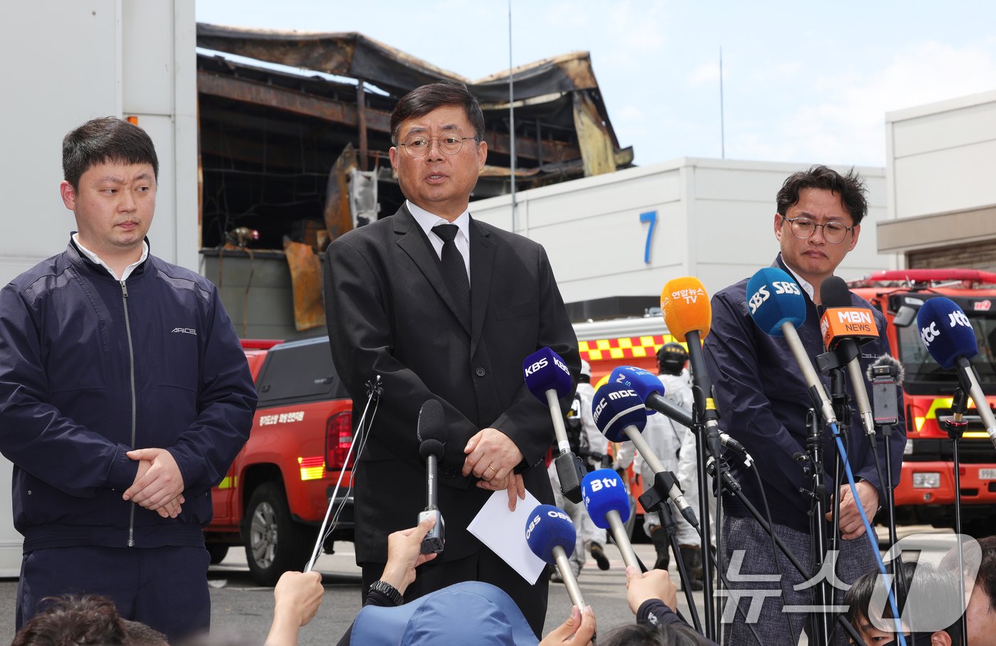 본문 이미지 - 아리셀 모회사 '에코넥스'의 박순관 대표가 25일 오후 경기 화성시 '아리셀' 공장 화재 현장에서 공식 사과문 발표 후 취재진의 질문에 답하고 있다. (공동취재) 2024.6.25/뉴스1 ⓒ News1 김영운 기자