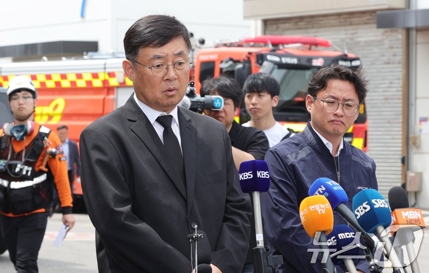 본문 이미지 - 아리셀 모회사 '에코넥스'의 박순관 대표가 25일 오후 경기 화성시 '아리셀' 공장 화재 현장에서 공식 사과문 발표 후 취재진의 질문에 답하고 있다. (공동취재) 2024.6.25/뉴스1 ⓒ News1 김영운 기자