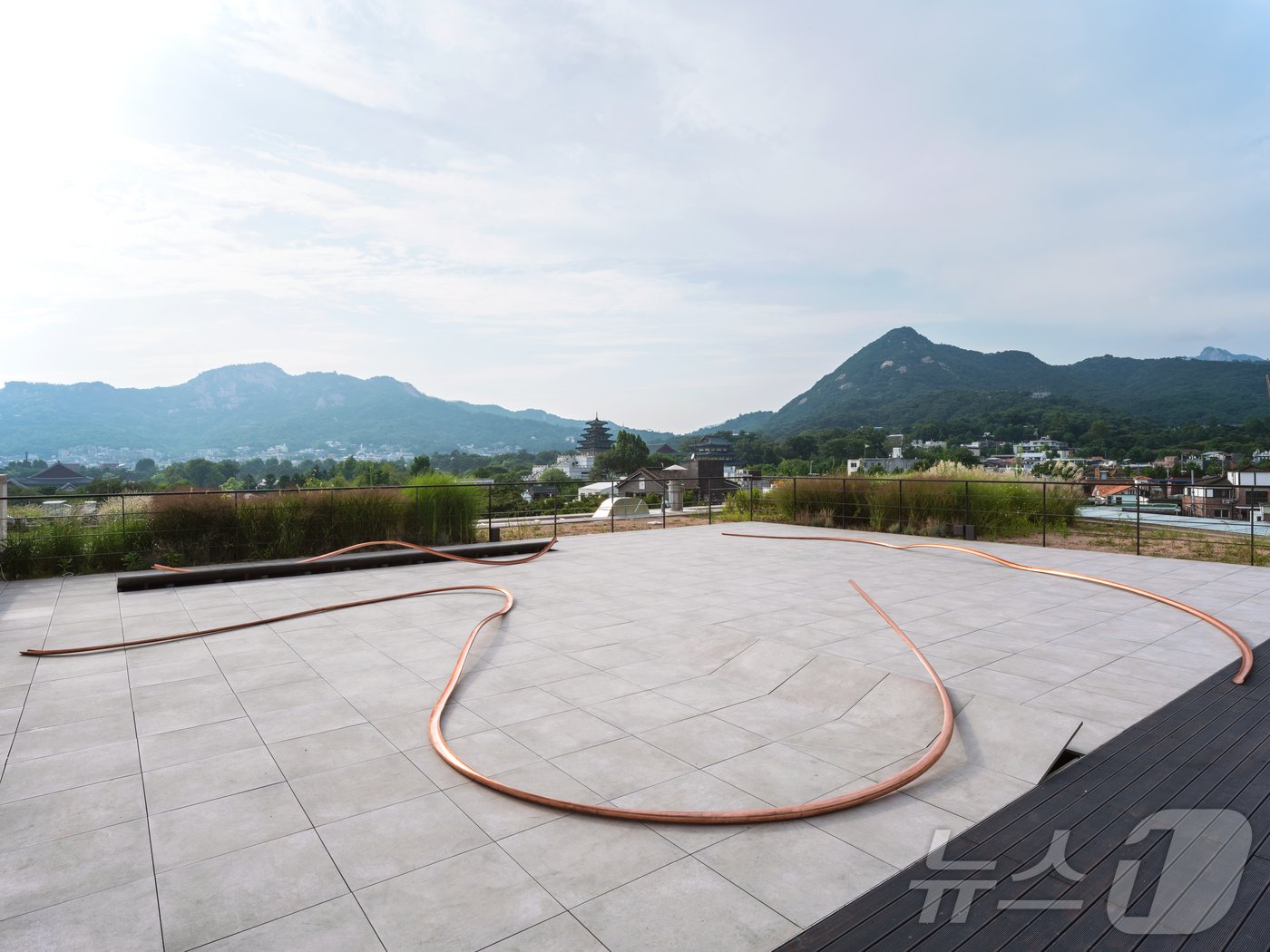  &lt;em&gt;Sunbake&lt;/em&gt;, 2023 , Copper Pipe, Wood , 1700x1500&#40;cm&#41;  On display in ‘Off-Site,’ 2023, at Art Sonje Center &#40;Rooftop&#41;, Seoul, South Korea , Courtesy of Art Sonje Center