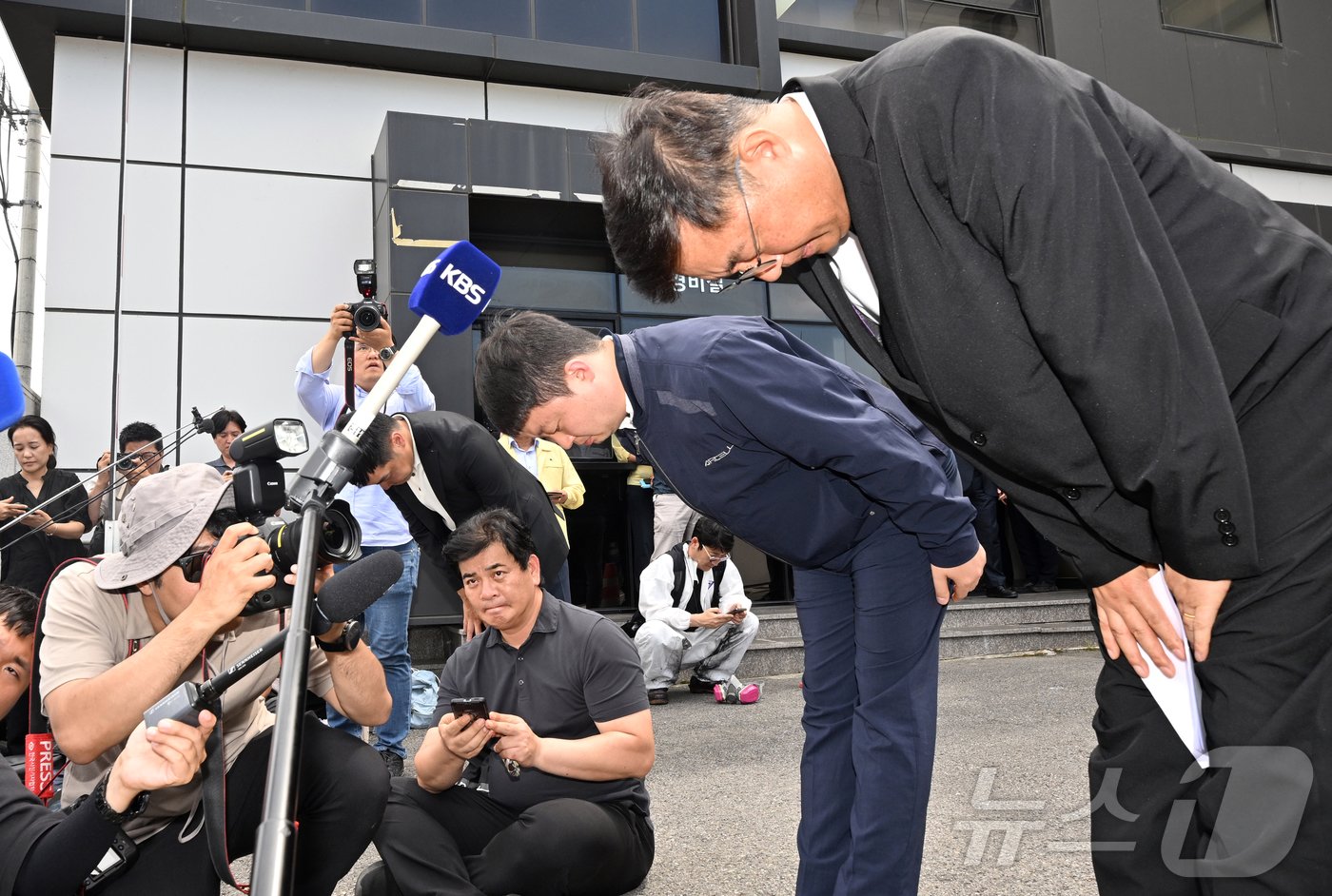 박순관 에스코넥 대표가 25일 오후 경기 화성시 &#39;아리셀&#39; 공장 화재 현장에서 화재 사고 발생에 대해 고개 숙여 사과하고 있다. &#40;공동취재&#41; 2024.6.25/뉴스1 ⓒ News1 김영운 기자