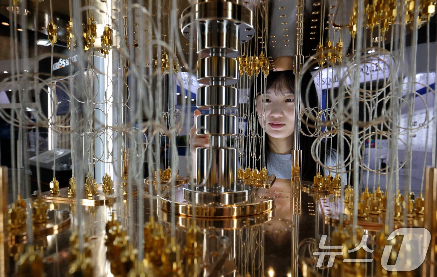 본문 이미지 - 25일 오후 경기 고양시 킨텍스에서 열린 퀀텀 코리아 2024에 참가한 한국표준과학연구원 관계자가 양자컴퓨터 모형을 설명하고 있다. 2024.6.25/뉴스1 ⓒ News1 장수영 기자