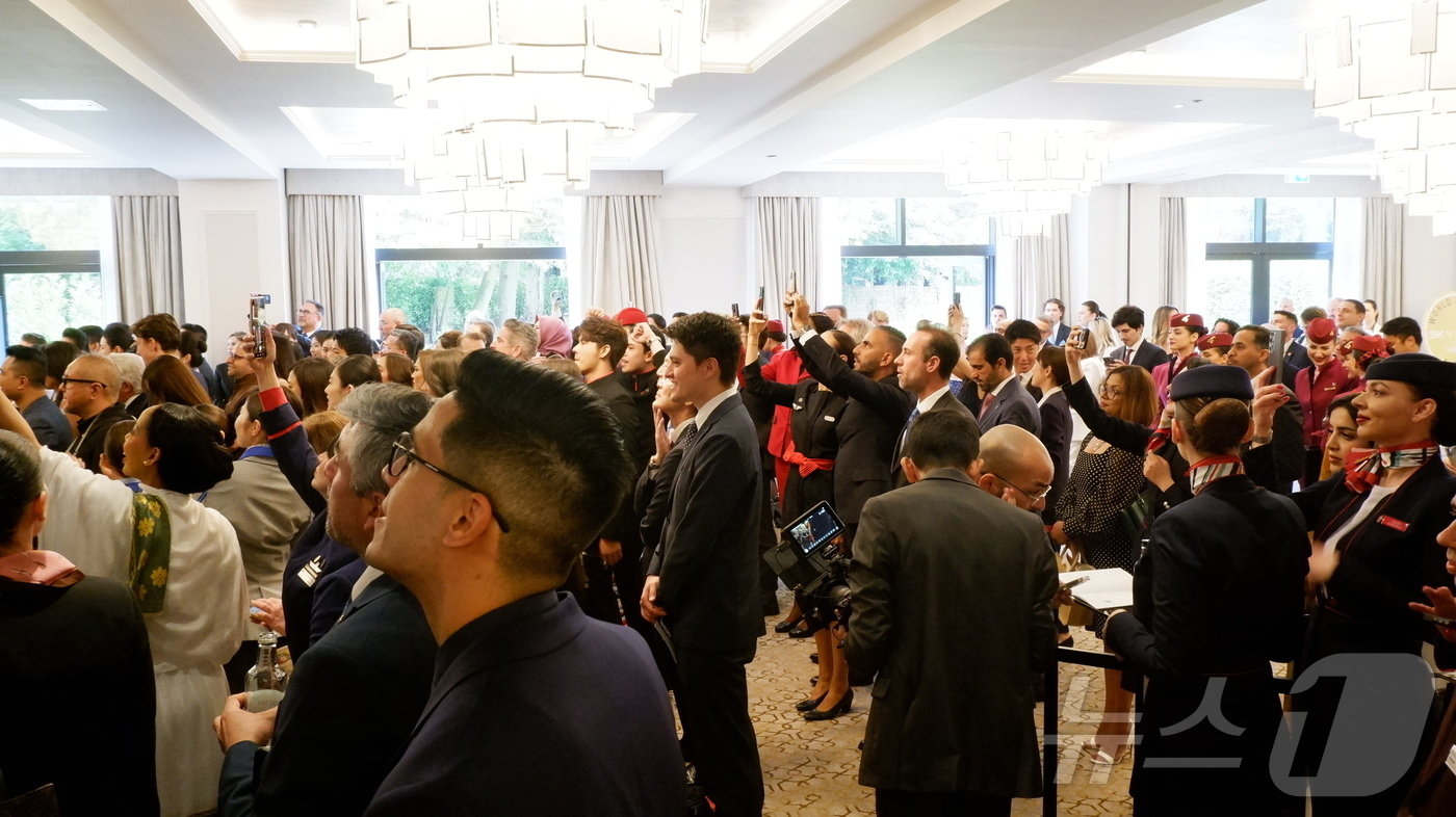 본문 이미지 -  각 항공사가 시상할 때마다 진심으로 축하하는 전 세계 항공사 직원들. ⓒ News1 윤슬빈 기자