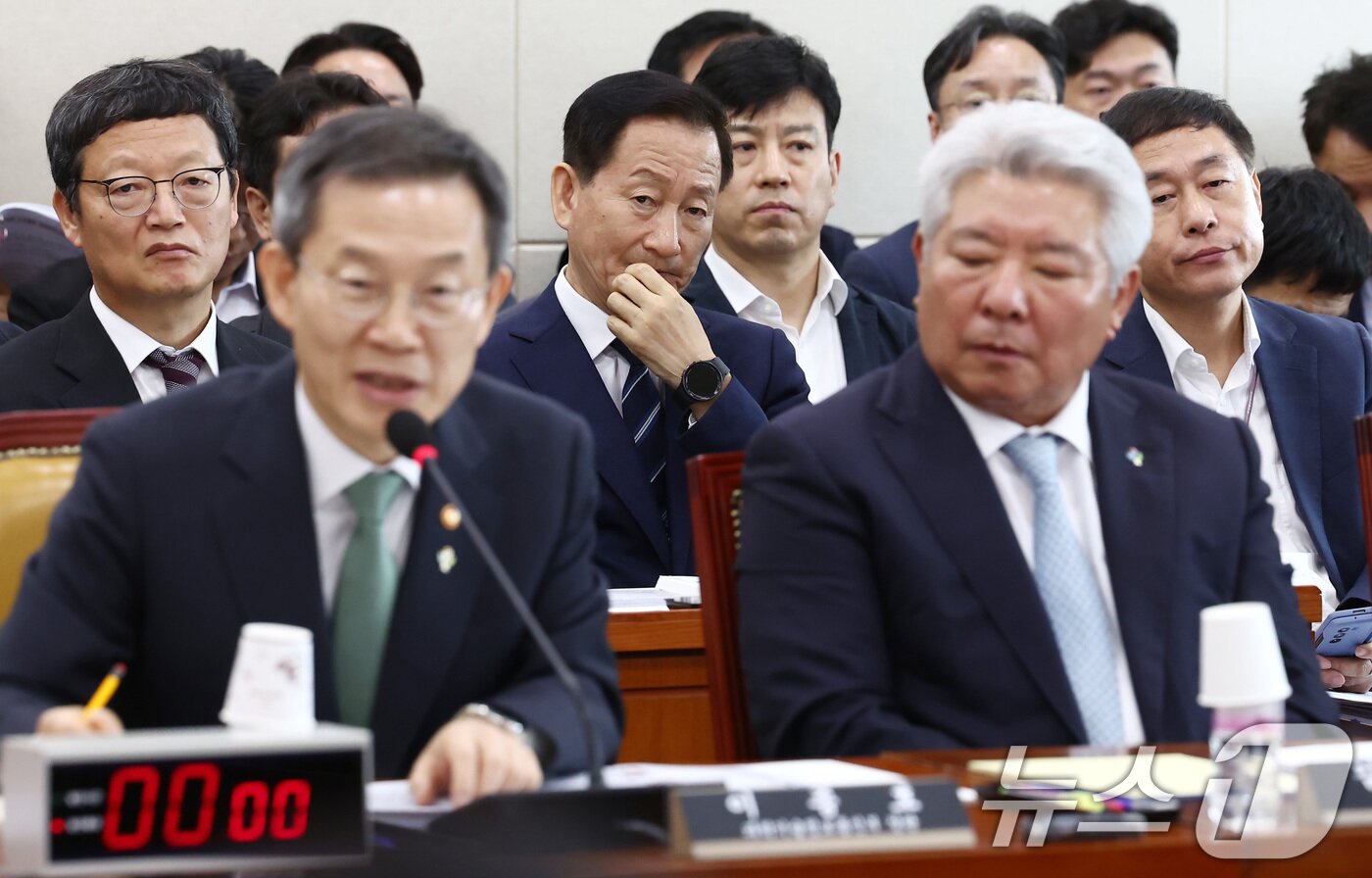 류희림 방송통신심의위원장&#40;가운데&#41;이 25일 서울 여의도 국회에서 열린 과학기술정보방송통신위원회 5차 전체회의에 출석, 라임 사태와 관련한 이종호 과학기술정보통신부 장관의 답변을 듣고 있다. 오른쪽은 김홍일 방송통신위원장. 2024.6.25/뉴스1 ⓒ News1 김민지 기자