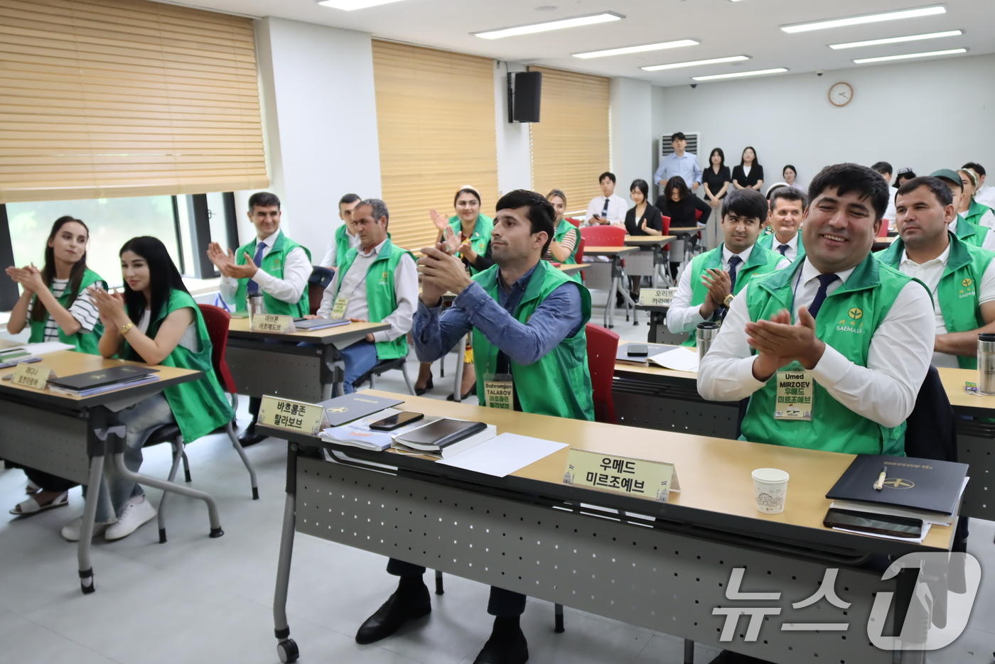 (서울=뉴스1) = 25일 경기도 성남시 새마을운동중앙회에서 열린 '타지키스탄 초청 새마을교육 수료식'에서 연수생들이 서로를 격려하며 손뼉치고 있다. (새마을운동중앙회 제공) 20 …