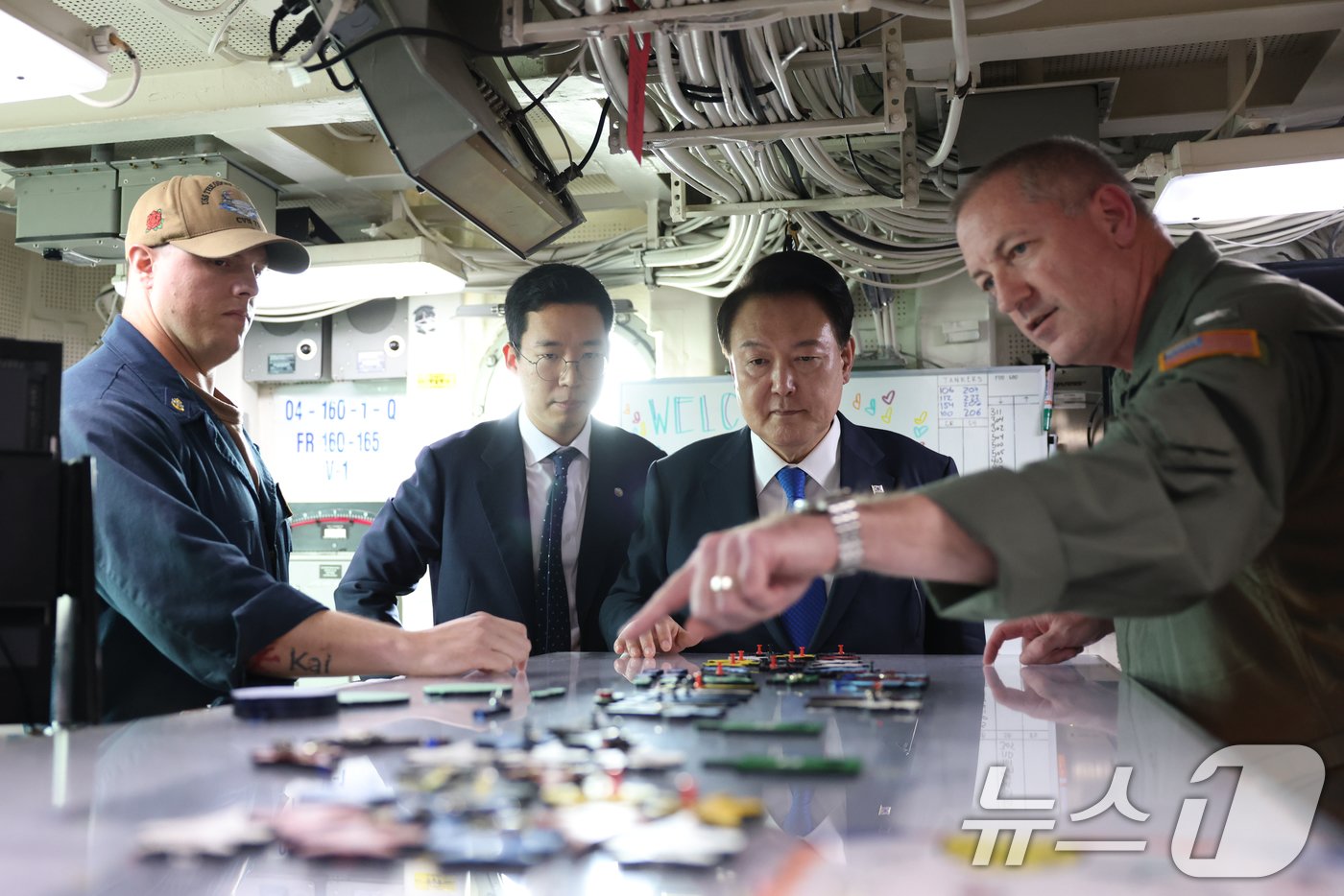 본문 이미지 - 윤석열 대통령이 25일 오후 부산 해군작전기지에 정박 중인 미국 항공모함 시어도어 루스벨트 항공모함을 방문, 비행갑판 통제실에서 브라이언 스크럼 루스벨트 함장의 설명을 듣고있다. (대통령실 제공) 2024.6.25/뉴스1 ⓒ News1 송원영 기자