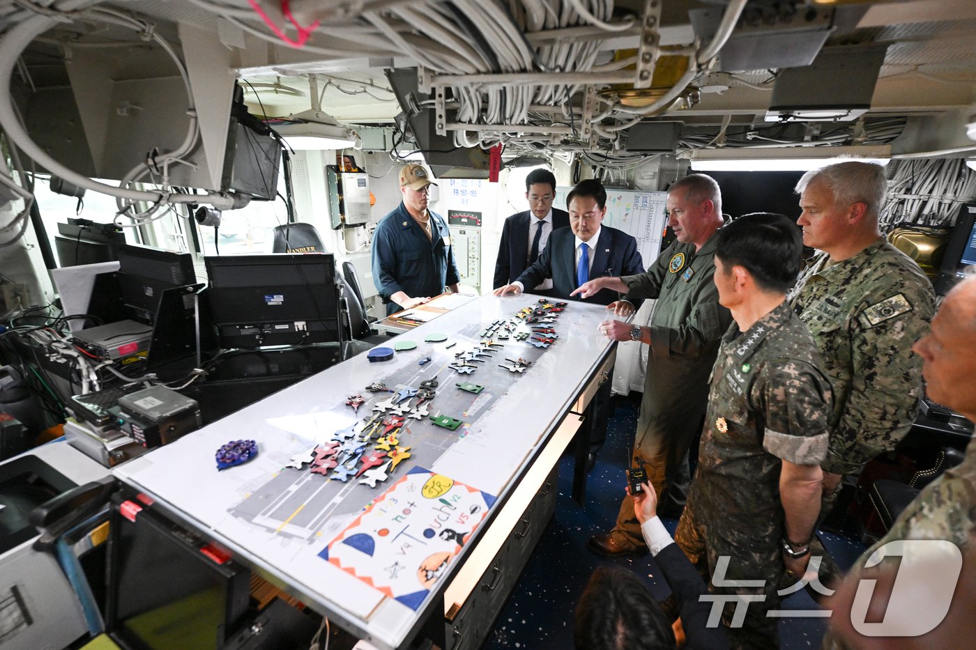 본문 이미지 - 윤석열 대통령이 25일 오후 부산 해군작전기지에 정박 중인 미국 항공모함 시어도어 루즈벨트 항공모함을 방문, 비행갑판 통제실에서 브라이언 스크럼 루즈벨트 함장의 설명을 듣고있다. (대통령실 제공) 2024.6.25/뉴스1 ⓒ News1 송원영 기자