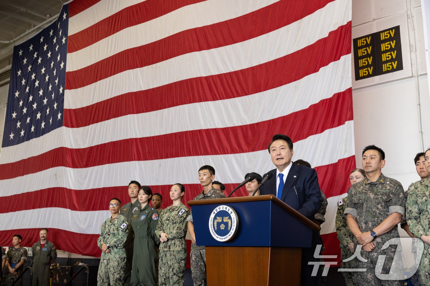 본문 이미지 - 윤석열 대통령이 25일 오후 부산 해군작전기지에 정박 중인 미국 항공모함 시어도어 루스벨트 항공모함을 방문, 격납고에서 한·미장병들에게 격려의 말을 하고 있다. (대통령실 제공) 2024.6.25/뉴스1 ⓒ News1 송원영 기자