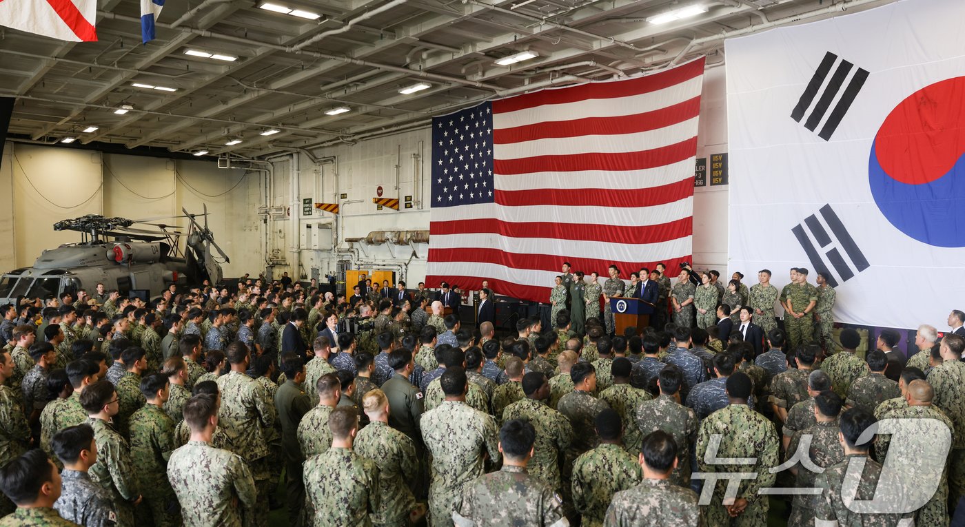 본문 이미지 - 윤석열 대통령이 25일 오후 부산 해군작전기지에 정박 중인 미국 항공모함 시어도어 루스벨트 항공모함을 방문, 격납고에서 한·미장병들에게 격려의 말을 하고 있다. (대통령실 제공) 2024.6.25/뉴스1 ⓒ News1 송원영 기자