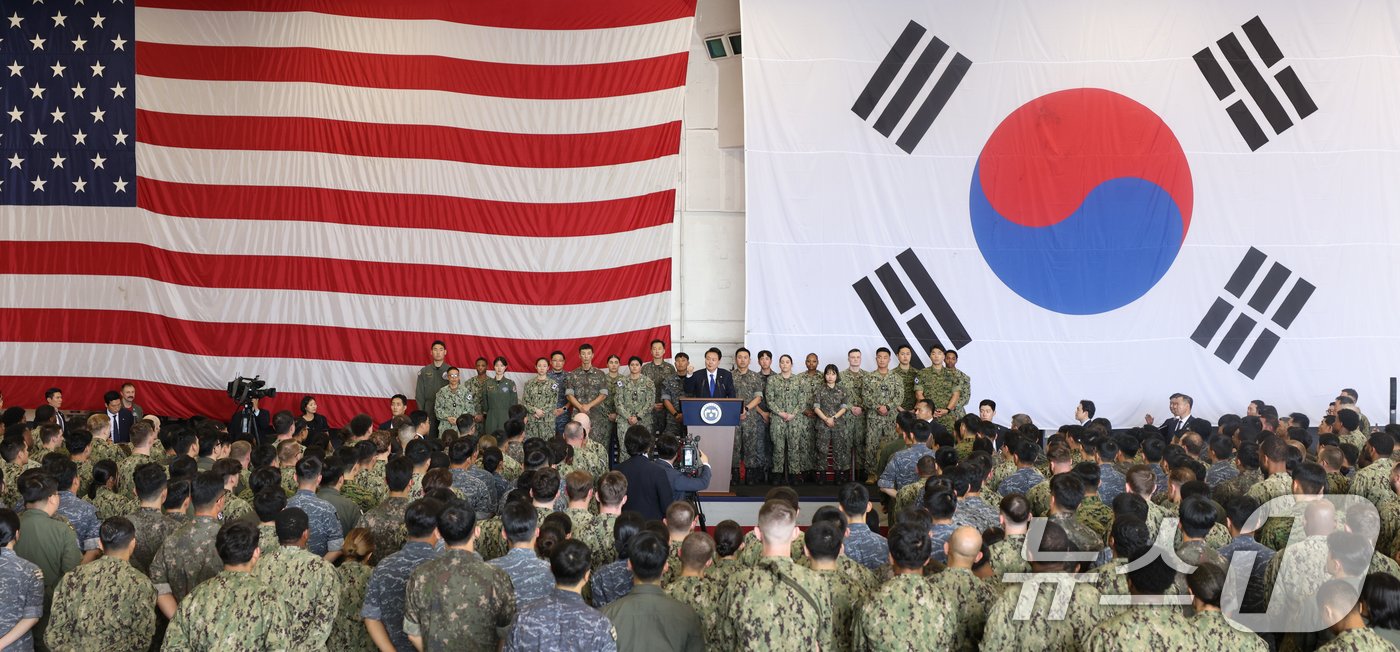 본문 이미지 - 윤석열 대통령이 25일 오후 부산 해군작전기지에 정박 중인 미국 항공모함 시어도어 루스벨트 항공모함을 방문, 격납고에서 한·미장병들에게 격려의 말을 하고 있다. (대통령실 제공) 2024.6.25/뉴스1 ⓒ News1 송원영 기자