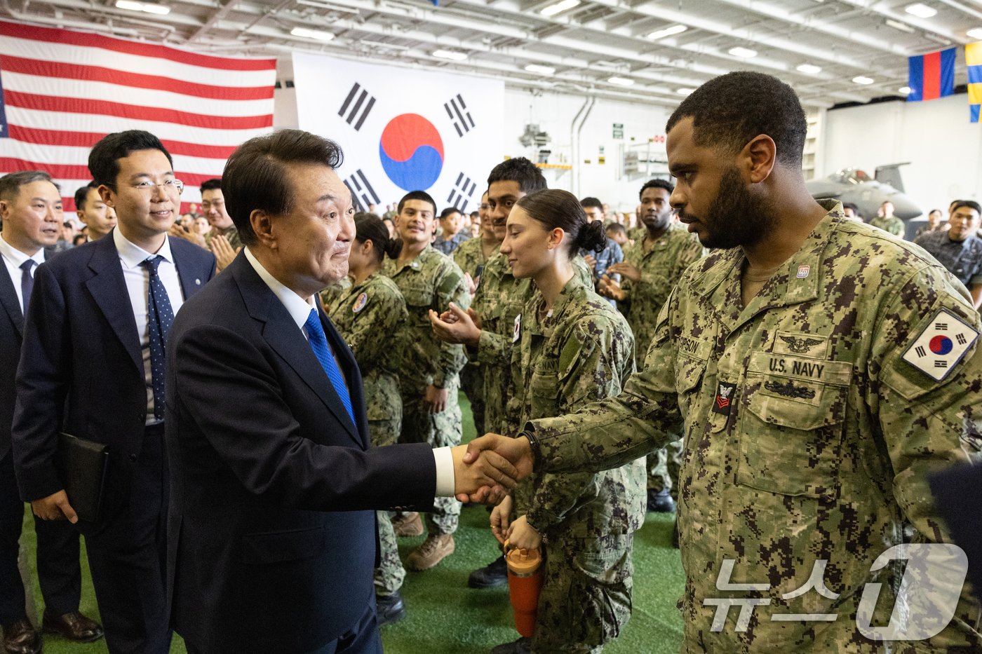 윤석열 대통령이 25일 오후 부산 해군작전기지에 정박 중인 미국 항공모함 시어도어 루스벨트 항공모함을 방문, 항공모함 장병들과 인사를 나누고 있다. &#40;대통령실 제공&#41; 2024.6.25/뉴스1 ⓒ News1 송원영 기자