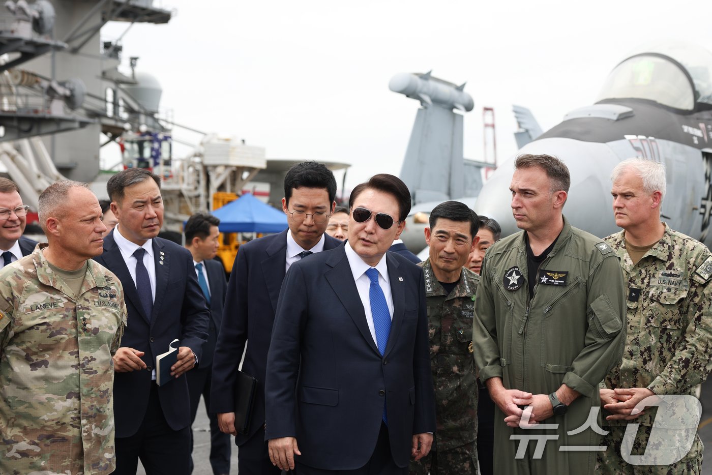 본문 이미지 - 윤석열 대통령이 25일 부산 해군작전기지에서 미 해군 항공모함 시어도어 루스벨트함에 승선해 비행 갑판을 시찰하고 있다. 앞줄 왼쪽부터 크리스토퍼 라네브 미8군 사령관, 최병옥 국방비서관, 윤 대통령, 양용모 해군참모총장, 로즈 드레닝 11항모 비행단장, 미 해군 제9항모강습단장인 크리스토퍼 알렉산더 준장. (대통령실 제공) 2024.6.25/뉴스1 ⓒ News1 송원영 기자