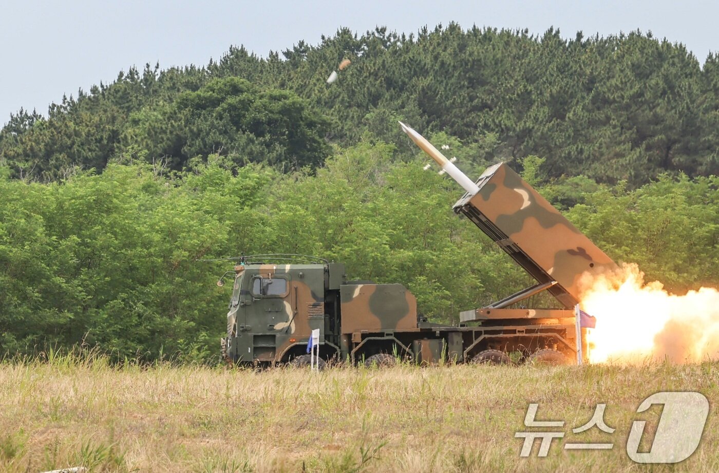 본문 이미지 - K239 다연장로켓 &#39;천무&#39;가 25일 충남 보령 웅천사격장에서 열린 유도탄 대규모 실사격 훈련에서 고폭유도탄을 발사하고 있다. &#40;육군 제공&#41; 2024.6.25/뉴스1