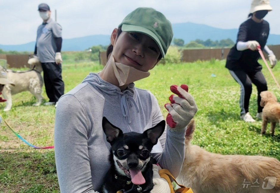 23일 동물보호소에서 강아지 산책 봉사를 하고 있는 한승연&#40;내추럴발란스 제공&#41; ⓒ 뉴스1