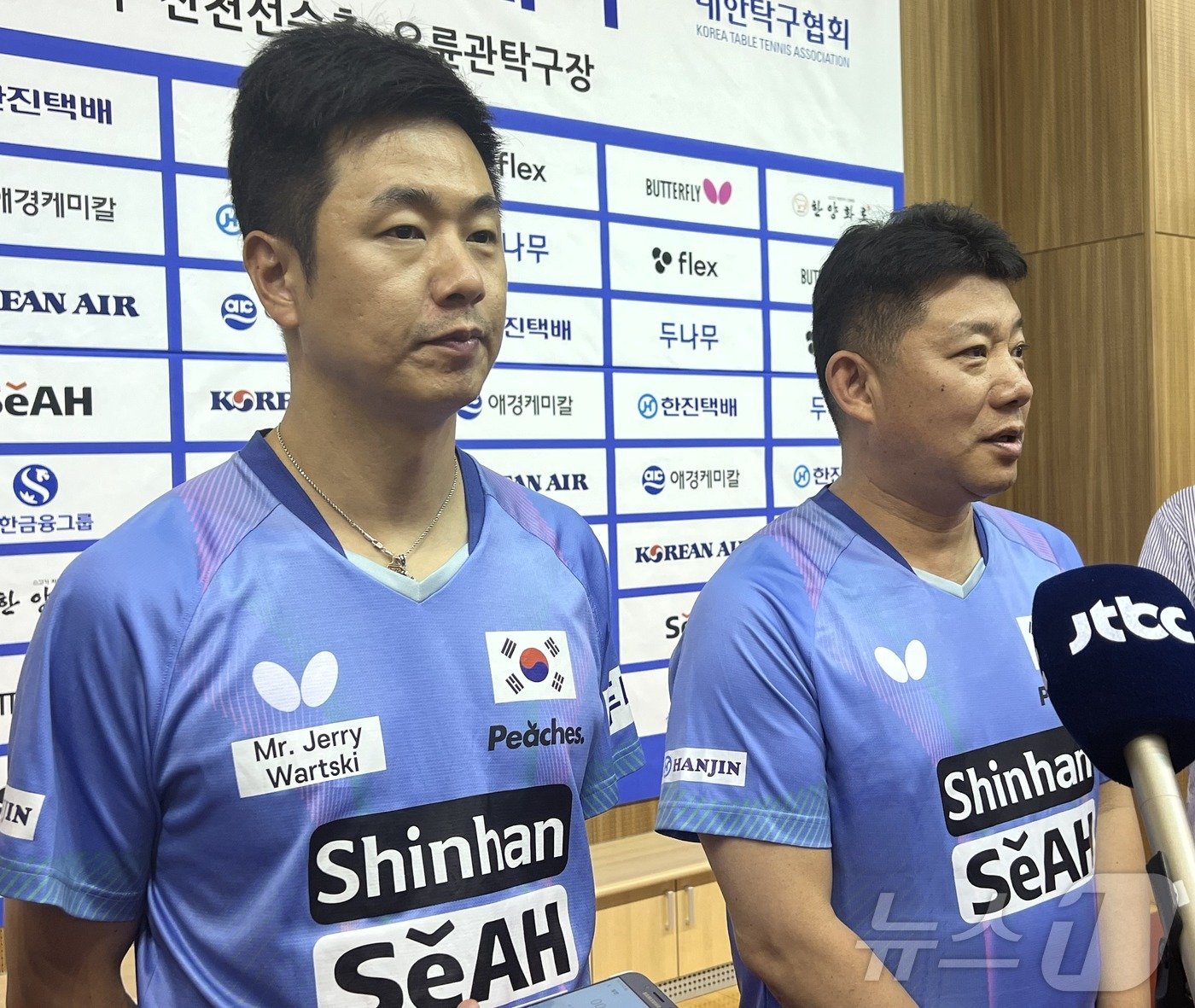 본문 이미지 - 주세혁 남자 탁구 대표팀 감독(왼쪽)과 오광헌 여자 탁구 대표팀 감독. 2024.6.25/뉴스1 ⓒ News1 이상철 기자
