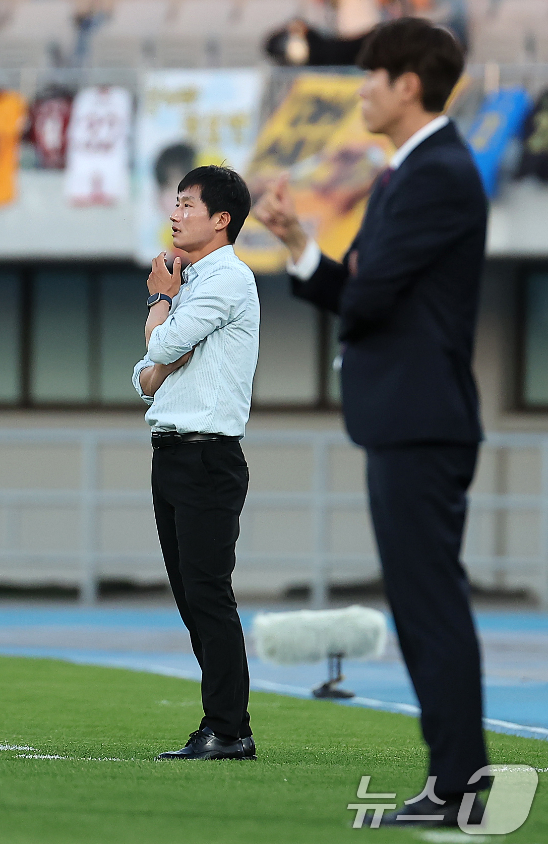 (수원=뉴스1) 김진환 기자 = 25일 경기 수원종합운동장에서 열린 ‘하나은행 K리그1 2024’ 19라운드 수원FC와 광주FC의 경기, 광주FC 이정효 감독이 경기를 지켜보고 있 …