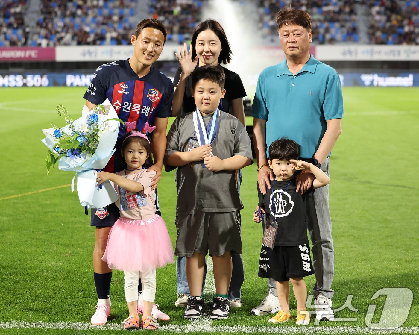 본문 이미지 - 수원FC 손준호가 25일 경기 수원종합운동장에서 열린 ‘하나은행 K리그1 2024’ 19라운드 수원FC와 광주FC의 경기 하프타임 때 열린 입단식을 마친 뒤 가족들과 기념 촬영을 하고 있다. 2024.6.25/뉴스1 ⓒ News1 김진환 기자