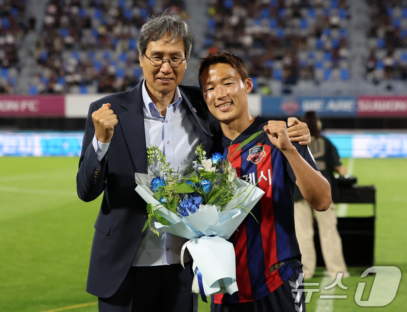 본문 이미지 - 수원FC 손준호가 25일 경기 수원종합운동장에서 열린 ‘하나은행 K리그1 2024’ 19라운드 수원FC와 광주FC의 경기 하프타임 때 열린 입단식에서 최순호 수원FC 단장과 기념 촬영을 하고 있다. 2024.6.25/뉴스1 ⓒ News1 김진환 기자