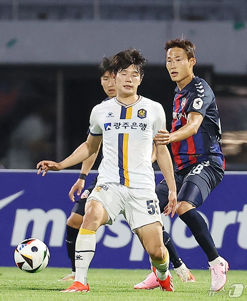 본문 이미지 - 25일 경기 수원종합운동장에서 열린 ‘하나은행 K리그1 2024’ 19라운드 수원FC와 광주FC의 경기, 후반 수원FC 손준호가 광주FC 박태준을 수비하고 있다. 2024.6.25/뉴스1 ⓒ News1 김진환 기자
