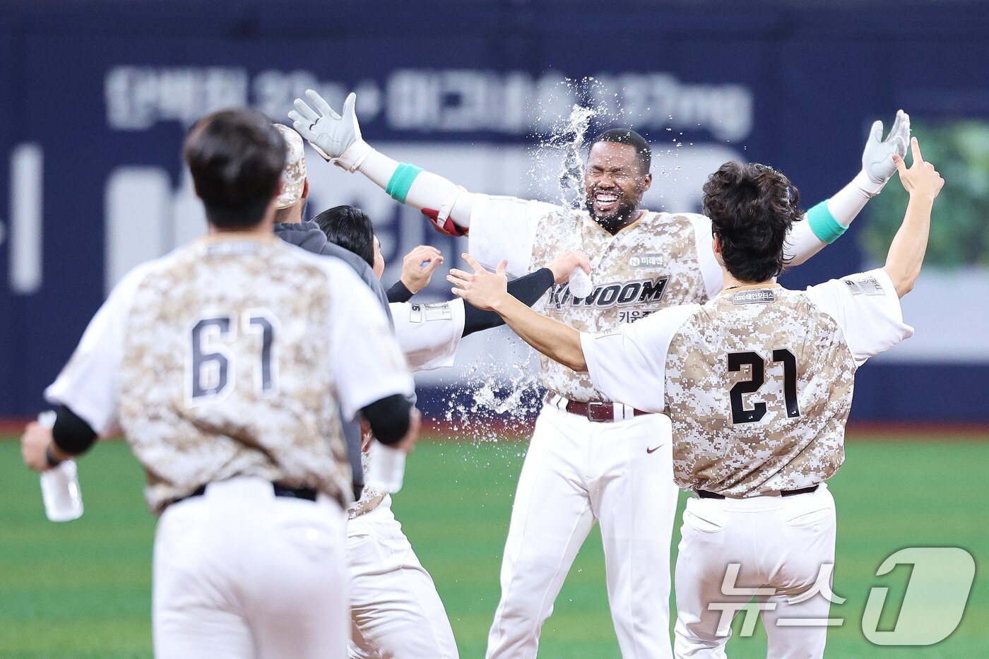 본문 이미지 - 25일 서울 구로구 고척스카이돔에서 열린 프로야구 2024 신한은행 SOL뱅크 KBO리그 NC 다이노스와 키움 히어로즈의 경기 9회말 키움 공격 2사 1, 2루 상황에서 도슨이 역전 쓰리런 홈런을 친 후 동료들과 기쁨을 나누고 있다. 이날 경기는 6대 5로 키움이 승리했다. 2024.6.25/뉴스1 ⓒ News1 신웅수 기자
