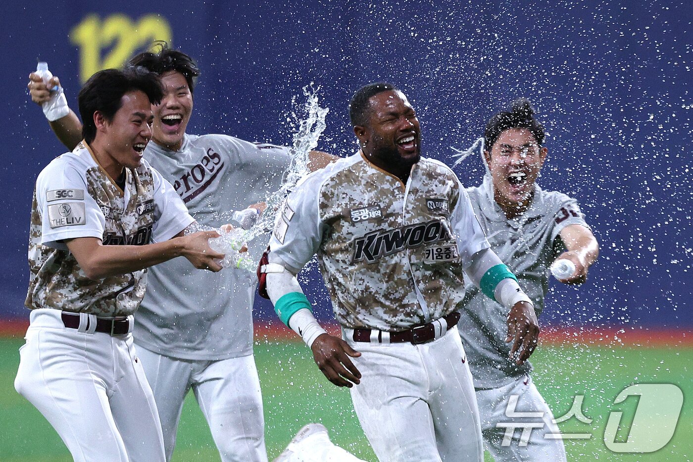 본문 이미지 - 25일 서울 구로구 고척스카이돔에서 열린 프로야구 2024 신한은행 SOL뱅크 KBO리그 NC 다이노스와 키움 히어로즈의 경기 9회말 키움 공격 2사 1, 2루 상황에서 도슨이 역전 쓰리런 홈런을 친 후 동료들과 기쁨을 나누고 있다. 이날 경기는 6대 5로 키움이 승리했다. 2024.6.25/뉴스1 ⓒ News1 신웅수 기자