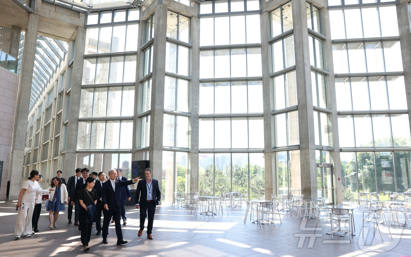 (서울=뉴스1) = 유인촌 문화체육관광부 장관이 25일(현지시간) 캐나다 오타와 캐나다 국립미술관에서 쟝 프랑소아 벨리슬 관장의 안내로 미술관을 둘러보고 있다. (문체부 제공) 2 …