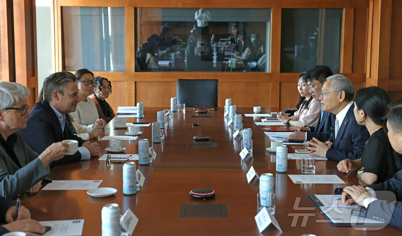 (서울=뉴스1) = 유인촌 문화체육관광부 장관이 25일(현지시간) 캐나다 오타와 캐나다 국립미술관에서 쟝 프랑소아 벨리슬 관장과 면담을 하고 있다. (문체부 제공) 2024.6.2 …