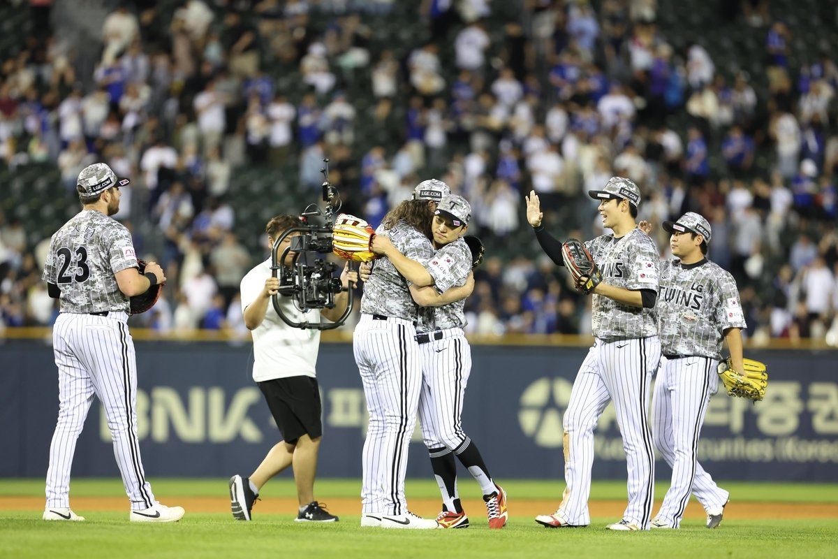 본문 이미지 - LG 트윈스 케이시 켈리가 25일 서울 잠실구장에서 열린 삼성 라이온즈와의 경기에서 완봉승을 거둔 뒤 동료들과 기쁨을 나누고 있다. (LG 제공)