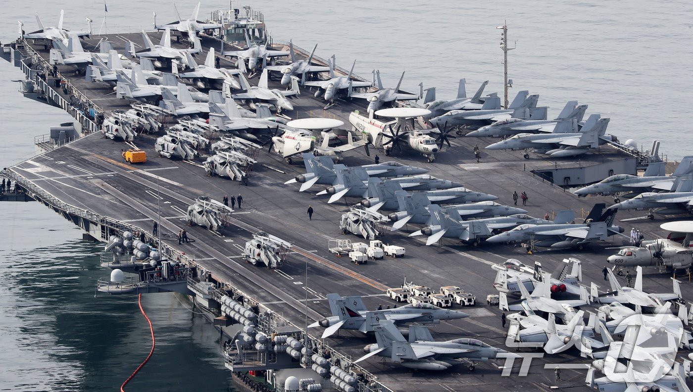 본문 이미지 - 미국 핵추진 항공모함 '시어도어 루스벨트'(CVN-71)가 26일 오전 한국·미국·일본 3국의 최초 다영역 군사훈련인 '프리덤 에지'(Freedom Edge)에 참가하기 위해 부산 남구 해군작전사령부 부산작전기지에서 출항을 준비하고 있다. 루스벨트함은 이번 훈련에서 적 잠수함에 대응하는 대잠 훈련, 적의 공중 전투기 폭격에 대응하는 방공 훈련 등의 중심에 설 것으로 알려졌다. '떠다니는 군사기지'로 불리는 루스벨트함은 니미츠급 4번함으로 1986년 취역한 이래 30년 넘게 임무를 수행 중인 현재 미 9항모강습단에서 기함 역할을 맡고 있다. 2024.6.26/뉴스1 ⓒ News1 윤일지 기자