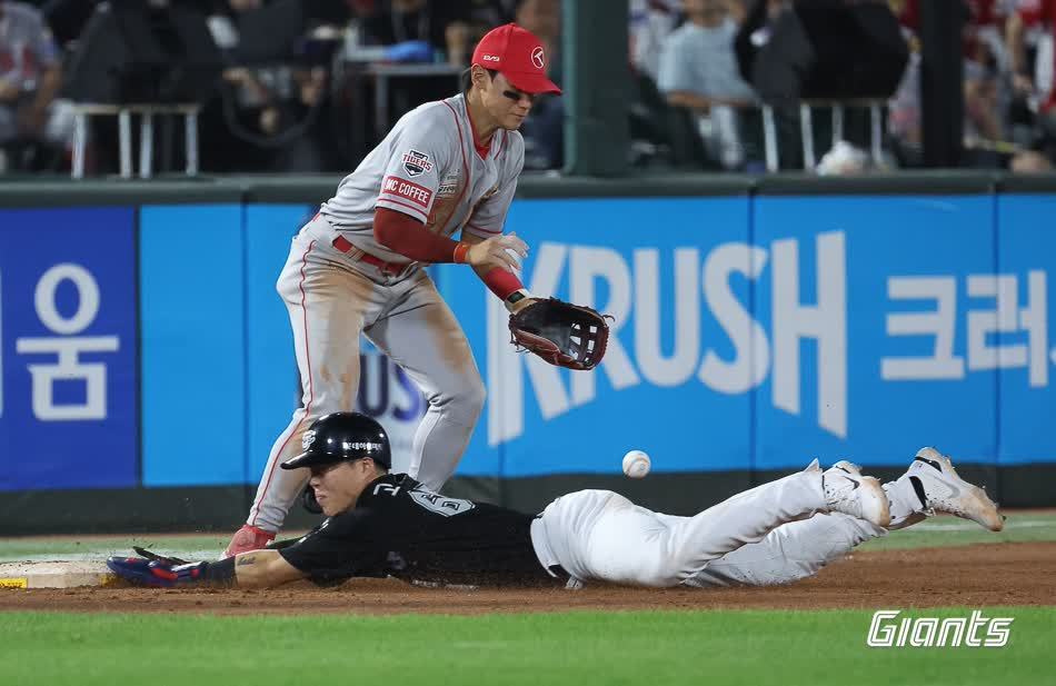 본문 이미지 - 롯데 자이언츠의 중심타자 고승민이 25일 부산 KIA전에서 3루로 슬라이딩을 하고 있다 (롯데 자이언츠 제공)