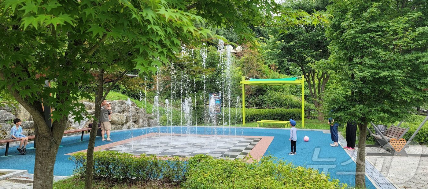 본문 이미지 - 성불산 산림휴양단지 물놀이장 동화의 숲 음악분수대.(괴산군 제공)/뉴스1