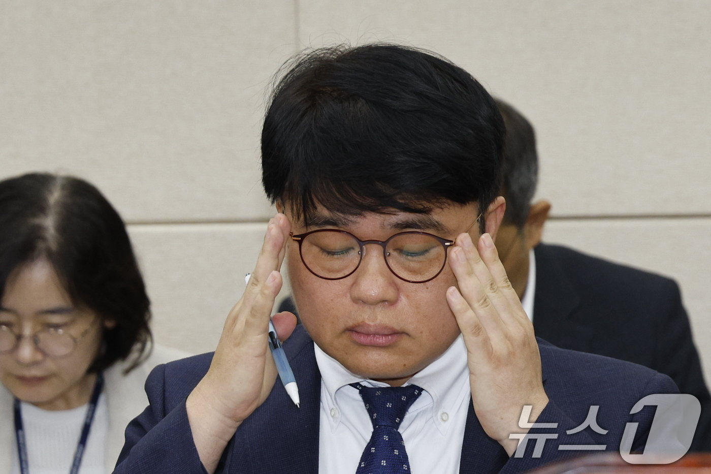 본문 이미지 - 임현택 대한의사협회 회장이 26일 오전 서울 여의도 국회 보건복지위원회 전체회의장에서 열린 의료계 비상상황 관련 청문회에 출석해 안경을 만지고 있다. 2024.6.26/뉴스1 ⓒ News1 안은나 기자