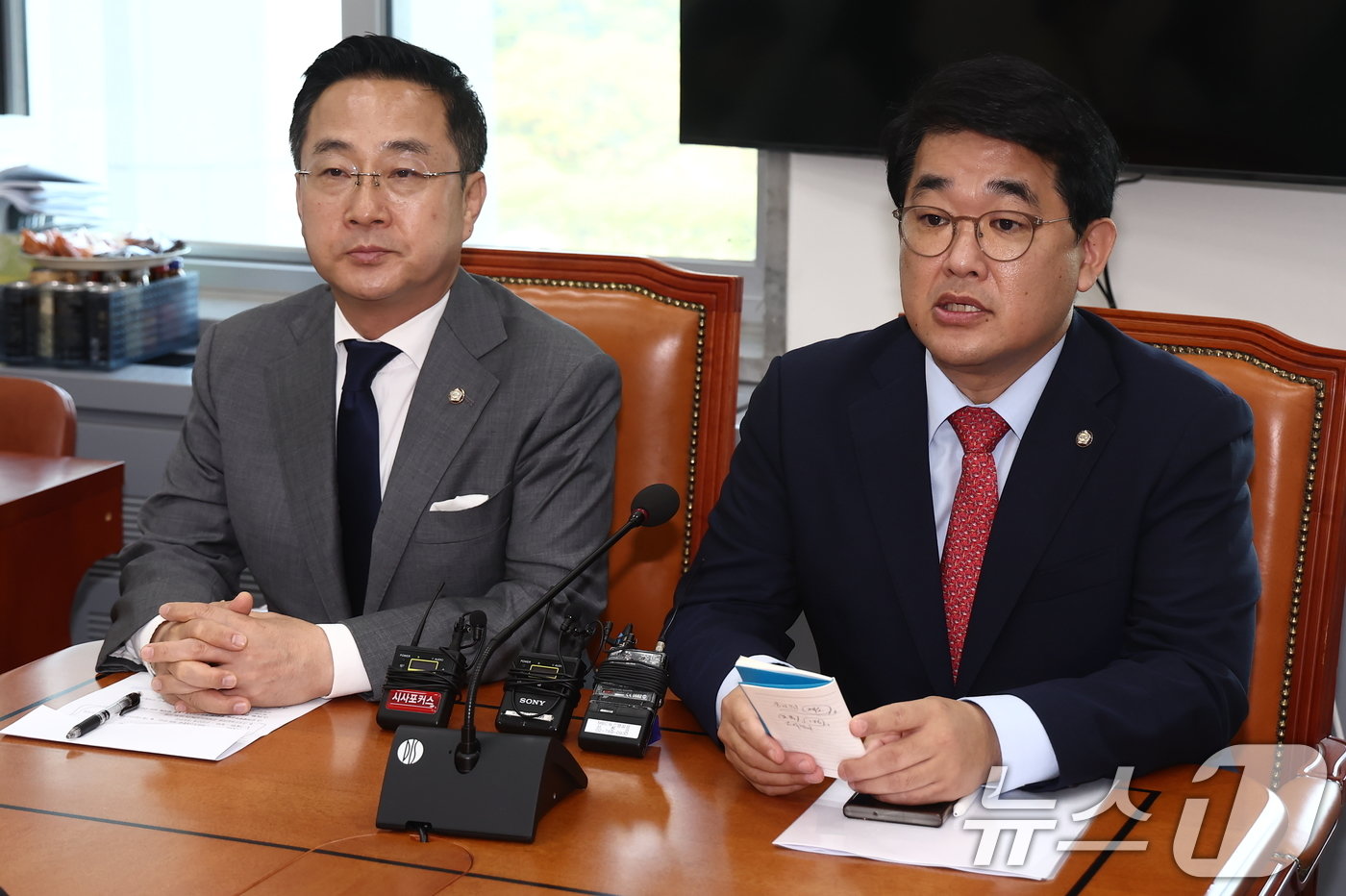 본문 이미지 - 배준영 국민의힘 원내수석부대표(오른쪽)와 박성준 더불어민주당 원내수석부대표가 26일 오전 서울 여의도 국회 운영위 소회의실에서 22대 국회 의사 일정과 관련한 합의문을 발표하고 있다. 2024.6.26/뉴스1 ⓒ News1 김민지 기자