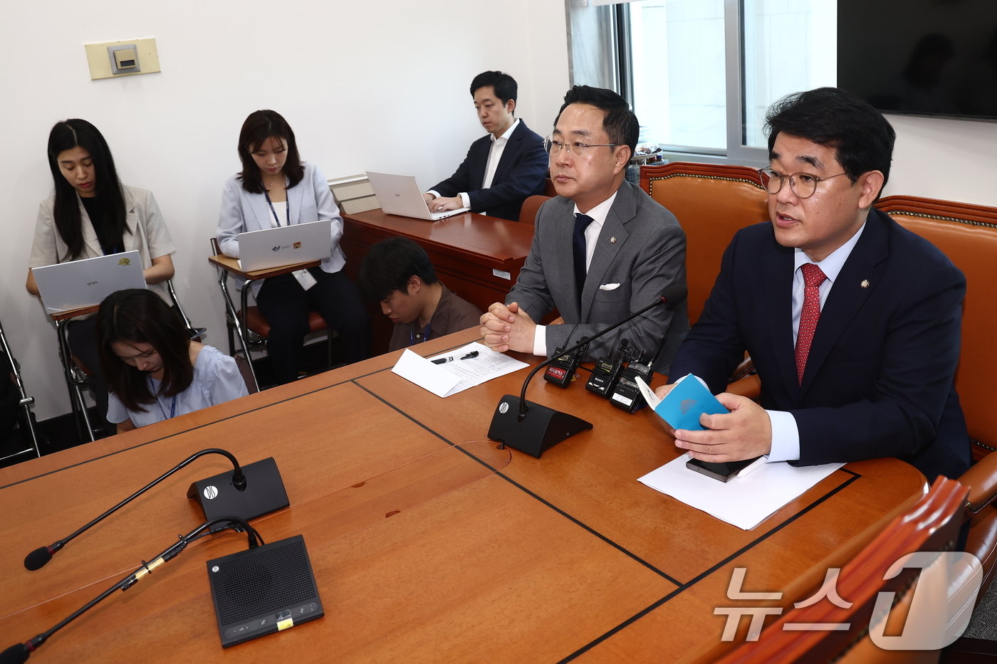 본문 이미지 - 배준영 국민의힘 원내수석부대표(오른쪽)와 박성준 더불어민주당 원내수석부대표가 26일 오전 서울 여의도 국회 운영위 소회의실에서 22대 국회 의사 일정과 관련한 합의문을 발표하고 있다. 2024.6.26/뉴스1 ⓒ News1 김민지 기자
