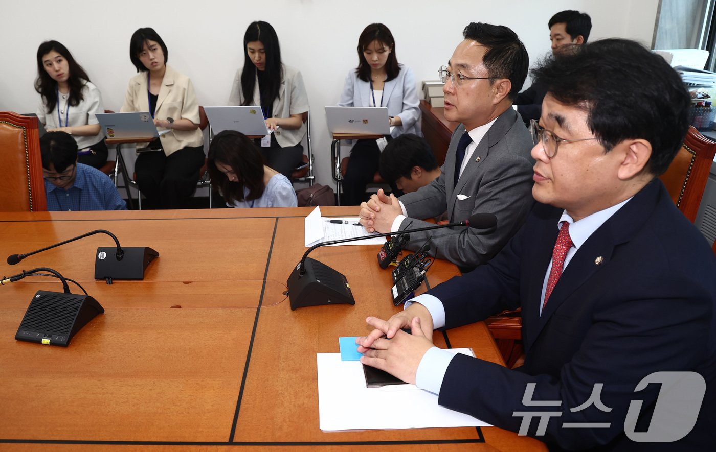 본문 이미지 - 배준영 국민의힘 원내수석부대표(오른쪽)와 박성준 더불어민주당 원내수석부대표가 26일 오전 서울 여의도 국회 운영위 소회의실에서 22대 국회 의사 일정과 관련한 합의문을 발표하고 있다. 2024.6.26/뉴스1 ⓒ News1 김민지 기자