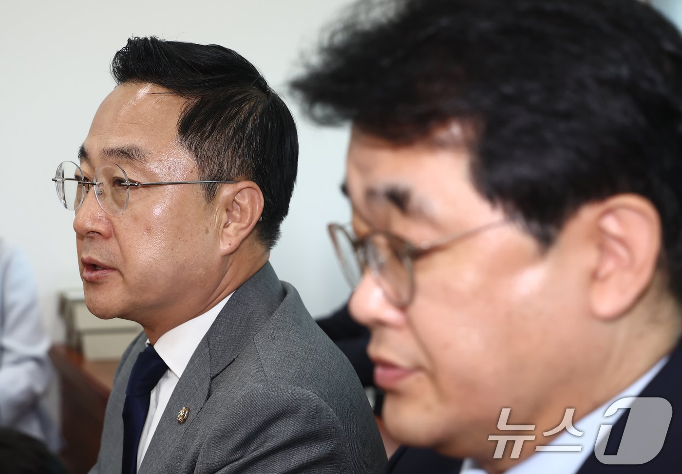 본문 이미지 - 박성준 더불어민주당 원내수석부대표(왼쪽)와 배준영 국민의힘 원내수석부대표가 26일 오전 서울 여의도 국회 운영위 소회의실에서 22대 국회 의사 일정과 관련한 합의문을 발표하고 있다. 2024.6.26/뉴스1 ⓒ News1 김민지 기자