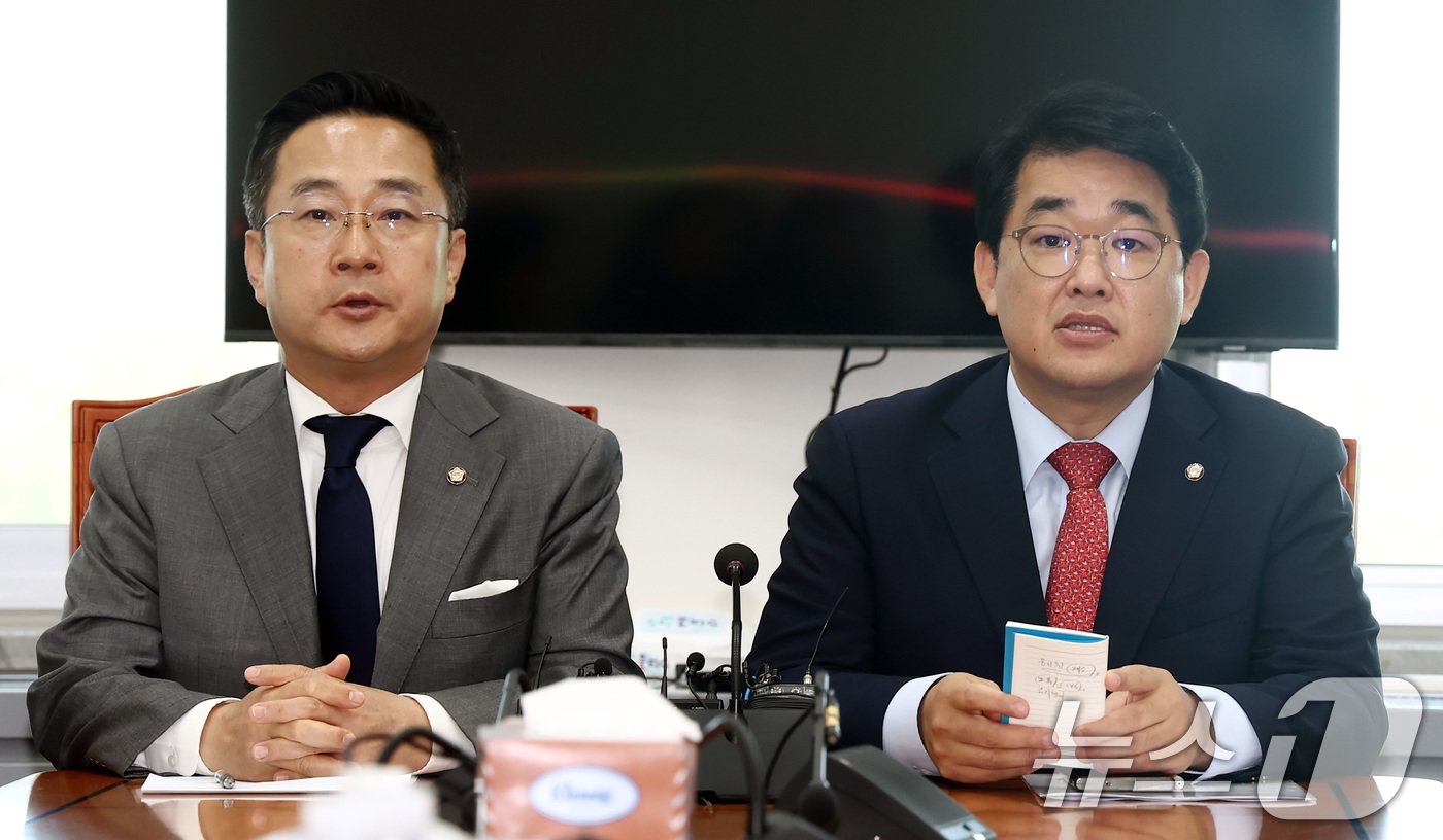 본문 이미지 - 배준영 국민의힘 원내수석부대표(오른쪽)와 박성준 더불어민주당 원내수석부대표가 26일 오전 서울 여의도 국회 운영위 소회의실에서 22대 국회 의사 일정과 관련한 합의문을 발표하고 있다. 2024.6.26/뉴스1 ⓒ News1 김민지 기자