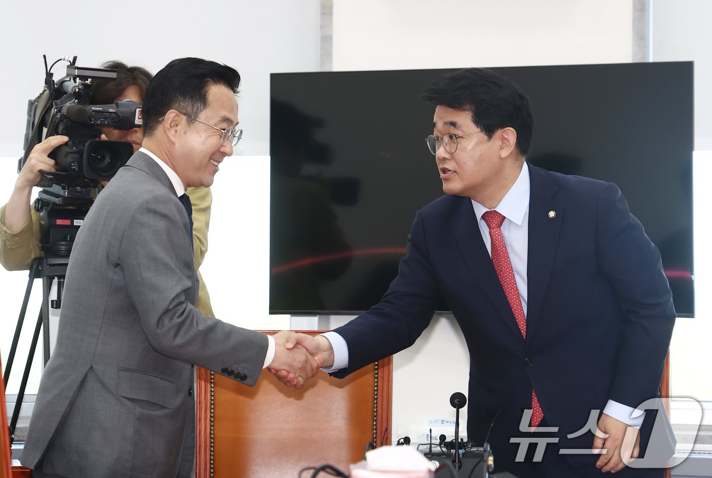 본문 이미지 - 배준영 국민의힘 원내수석부대표(오른쪽)와 박성준 더불어민주당 원내수석부대표가 26일 오전 서울 여의도 국회 운영위 소회의실에서 22대 국회 의사 일정과 관련한 합의문 발표에 앞서 인사하고 있다. 2024.6.26/뉴스1 ⓒ News1 김민지 기자