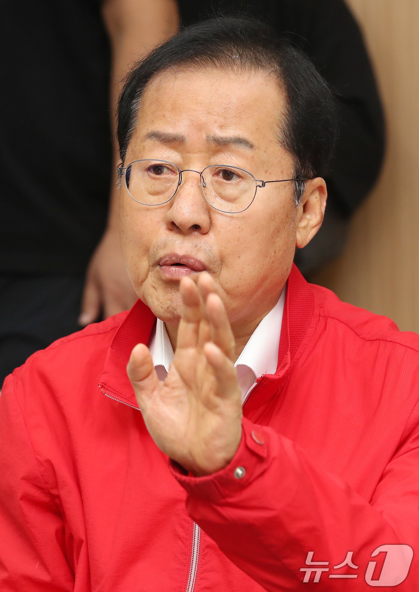 본문 이미지 - 홍준표 대구시장이 26일 오전 대구시청 산격청사를 찾은 원희룡 전 국토교통부 장관과 면담 도중 한동훈 전 국민의힘 비대위원장의 면담 요청을 두 번 거절했다는 입장을 밝히고 있다. 2024.6.26/뉴스1 ⓒ News1 공정식 기자