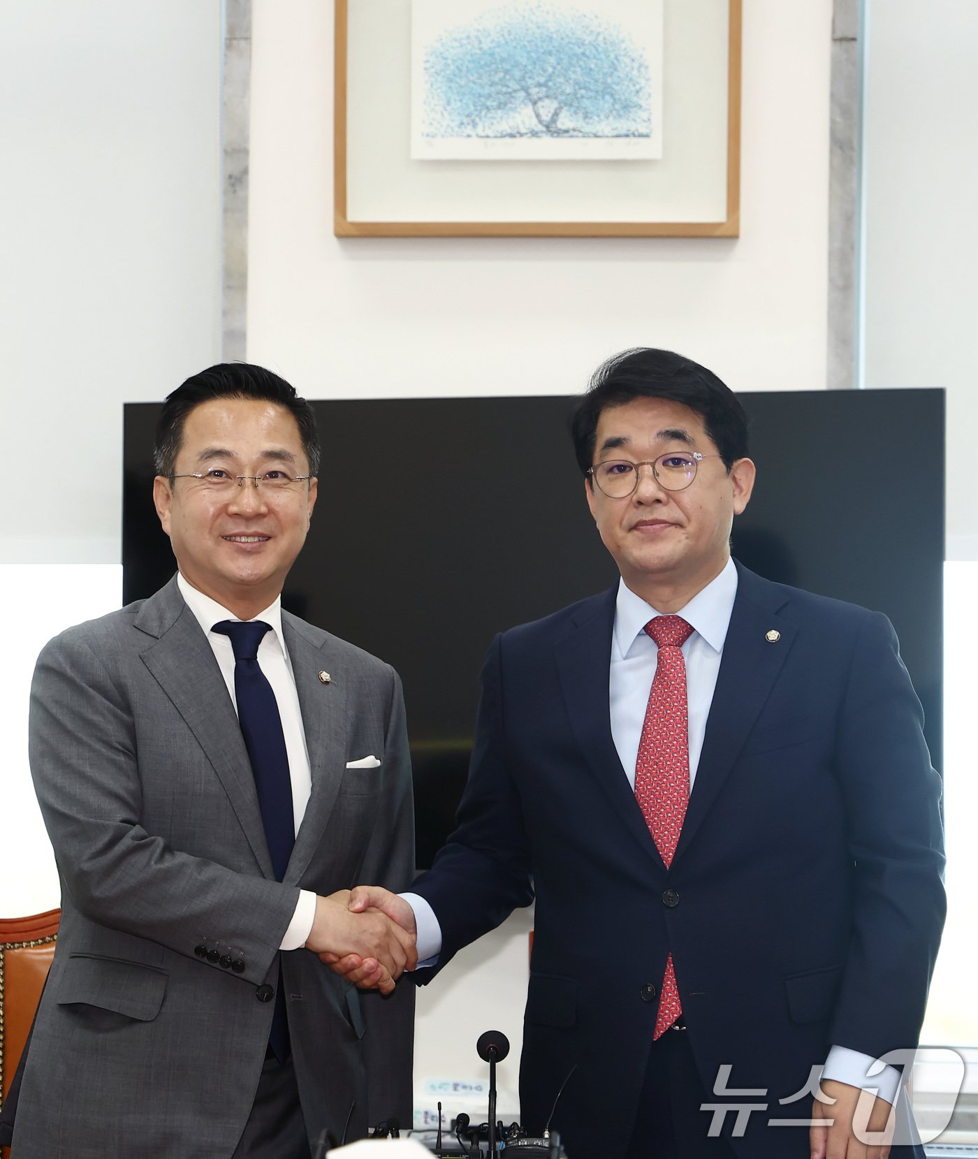본문 이미지 - 배준영 국민의힘 원내수석부대표(오른쪽)와 박성준 더불어민주당 원내수석부대표가 26일 오전 서울 여의도 국회 운영위 소회의실에서 22대 국회 의사 일정과 관련한 합의문 발표에 앞서 기념 촬영을 하고 있다. 여야는 오는 27일 본회의와 7월5일 국회 개원식, 8~9일 교섭단체 대표연설 의사 일정에 합의했다. 2024.6.26/뉴스1 ⓒ News1 김민지 기자