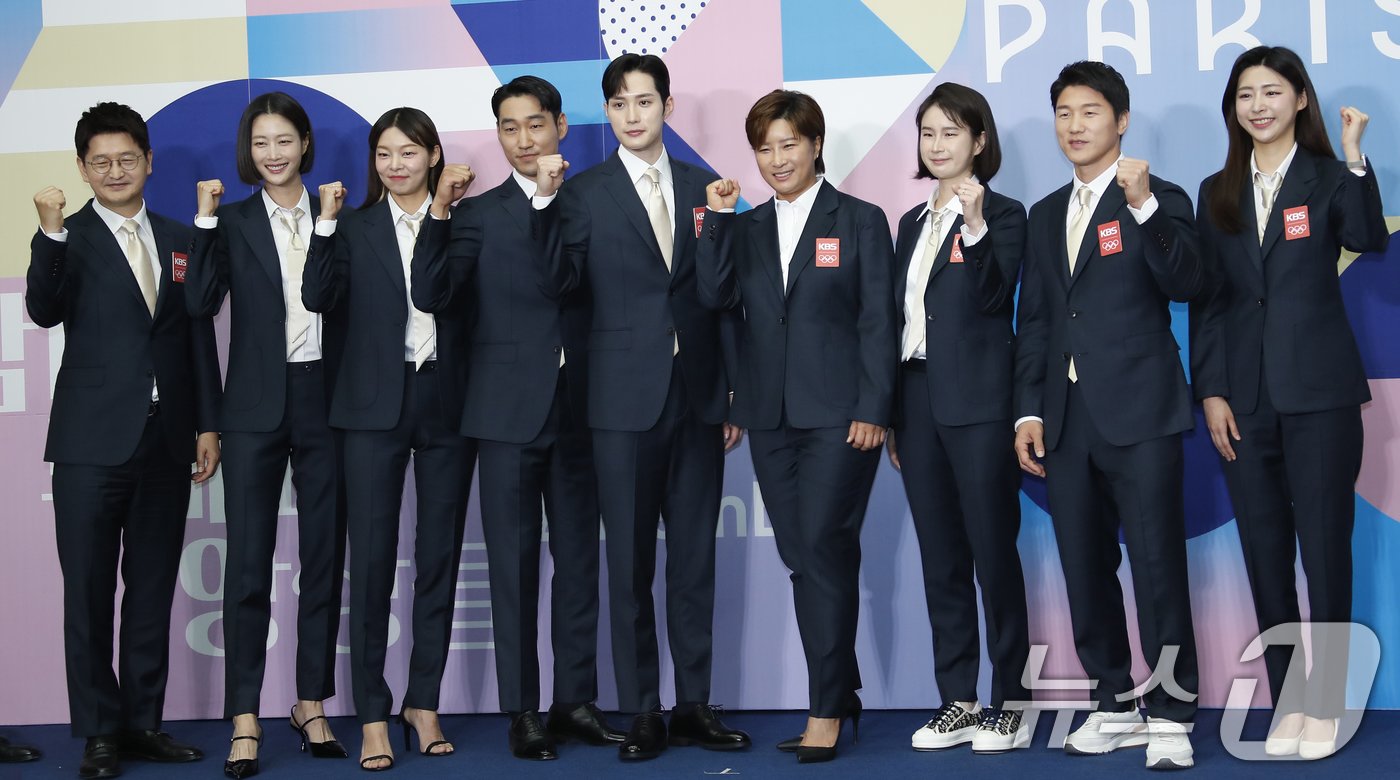 본문 이미지 - 이재후 아나운서(왼쪽부터)와 모델 이현이, 송해나, 해설위원 김정환, 김준호, 박세리, 기보배, 이원희, 홍주연 아나운서 ⓒ News1