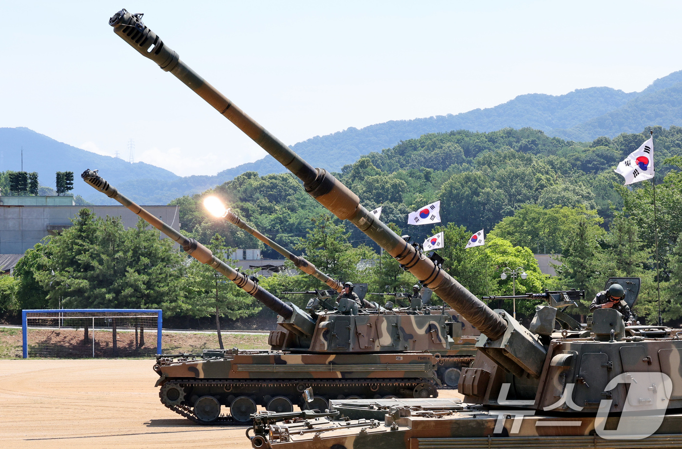 (남양주=뉴스1) 장수영 기자 = 26일 오전 경기 남양주시 육군 제7포병여단에서 열린 6·25참전용사 초청행사 중 K9A1 자주포가 연습탄 발포 시연을 하고 있다. 2024.6. …