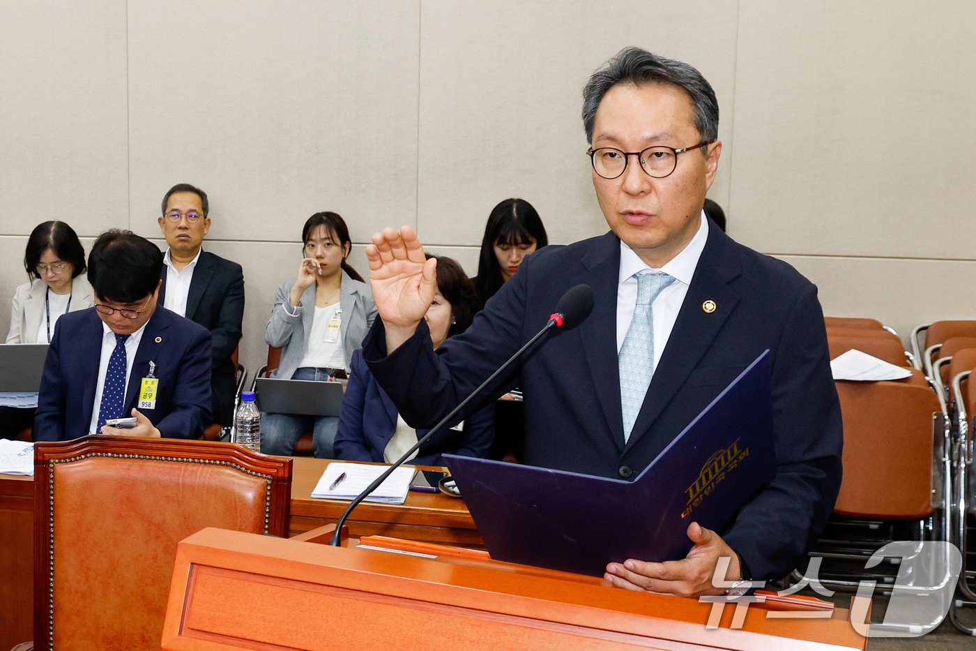 박민수 보건복지부 제2차관이 26일 오전 서울 여의도 국회 보건복지위원회 전체회의장에서 열린 의료계 비상상황 관련 청문회에 출석해 증인선서를 하고 있다. 두번째줄 왼쪽은 임현택 대한의사협회장. 2024.6.26/뉴스1 ⓒ News1 안은나 기자