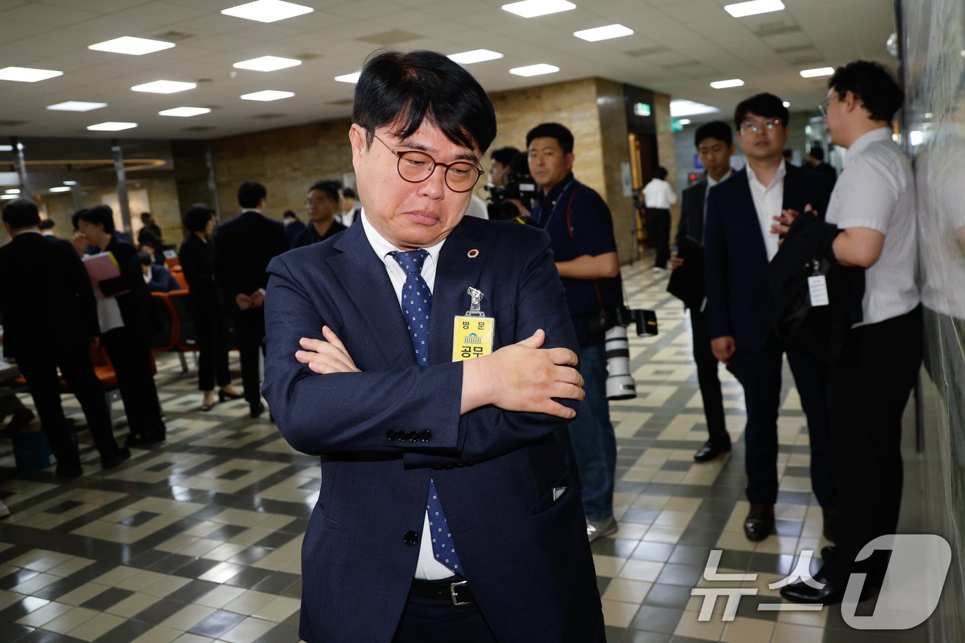 본문 이미지 - 임현택 대한의사협회 회장이 26일 오전 서울 여의도 국회 보건복지위원회 전체회의장에서 열린 의료계 비상상황 관련 청문회가 잠시 정회되자 생각에 잠겨 있다. 2024.6.26/뉴스1 ⓒ News1 안은나 기자
